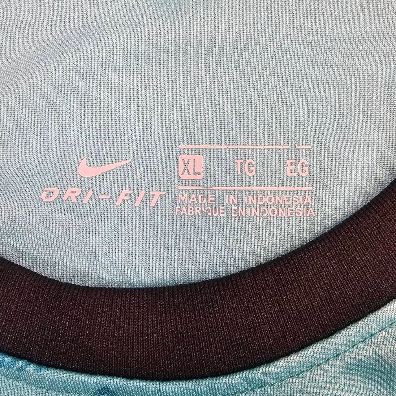 Not genuine Nike shirt neck size writing and Dri-FIT print