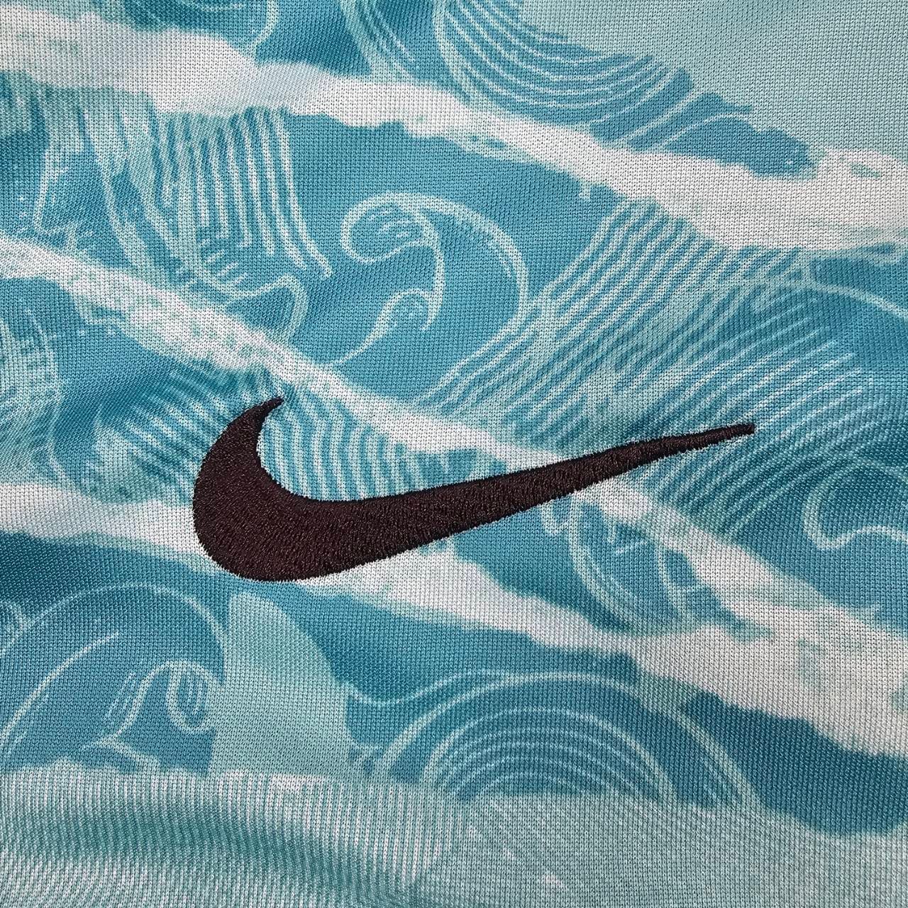Not genuine Nike shirt embroidered swoosh detail