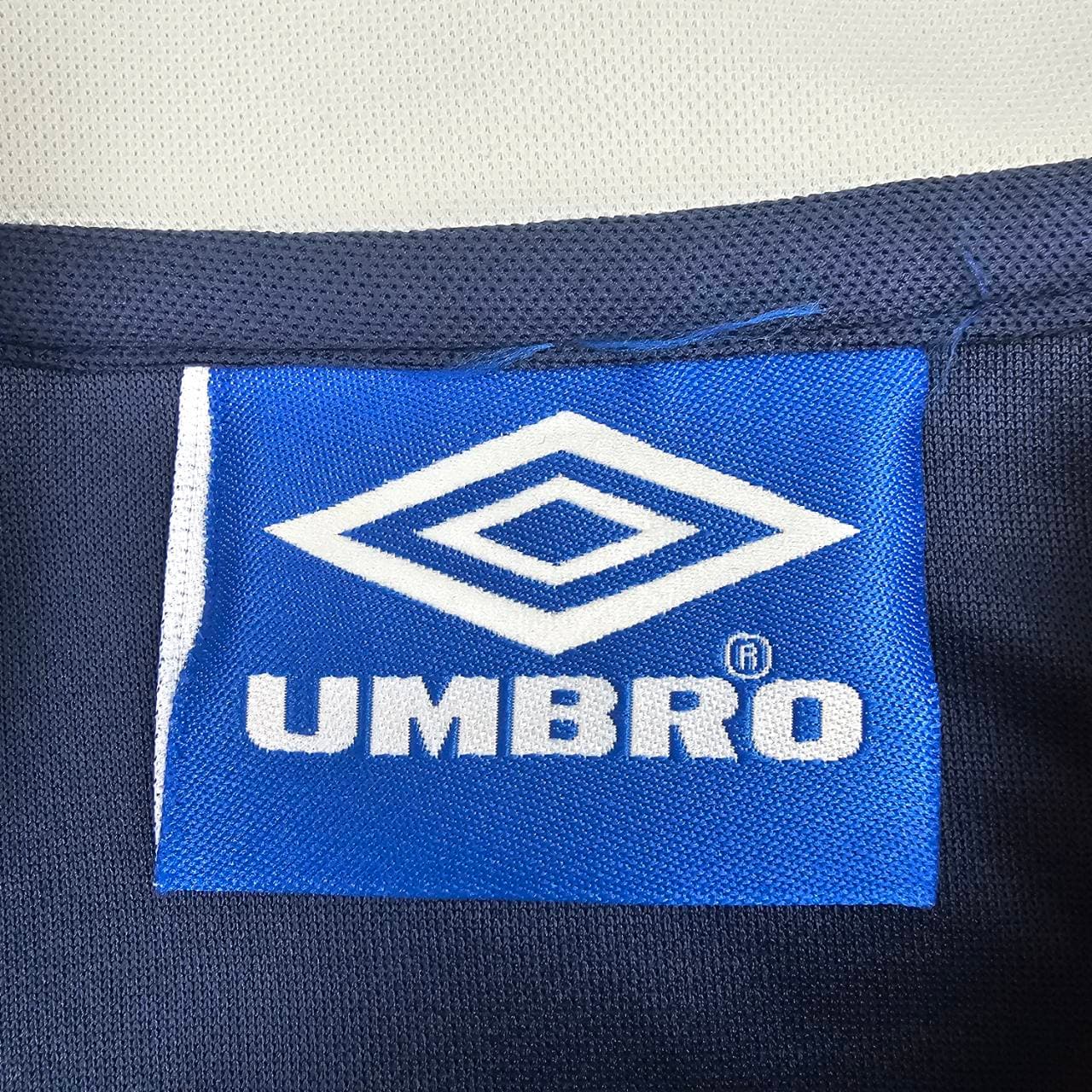 Not genuine Umbro blue neck label example