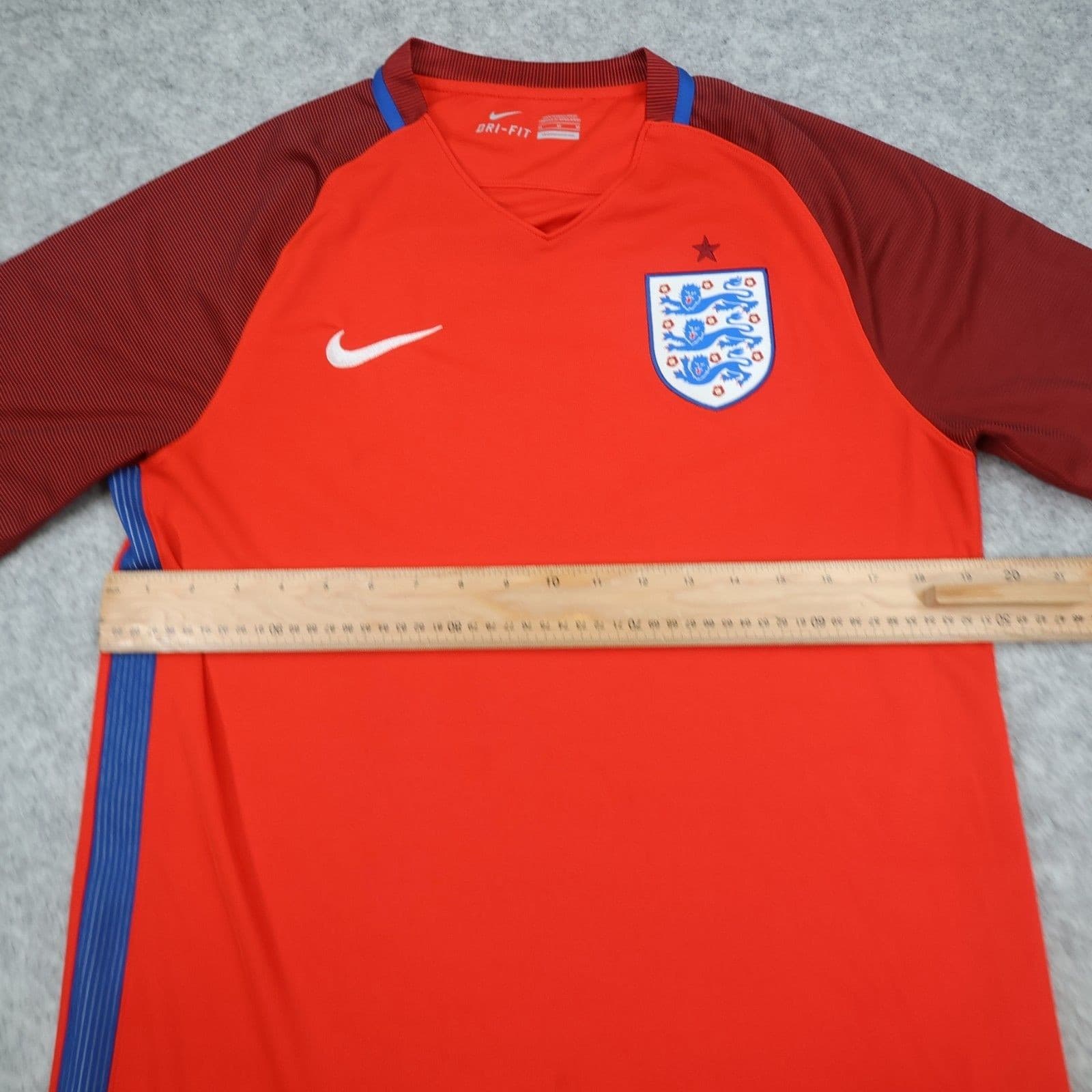 England Football Shirt Medium Nike Red Away Kit 2016 2017 Soccer Jersey photo 9