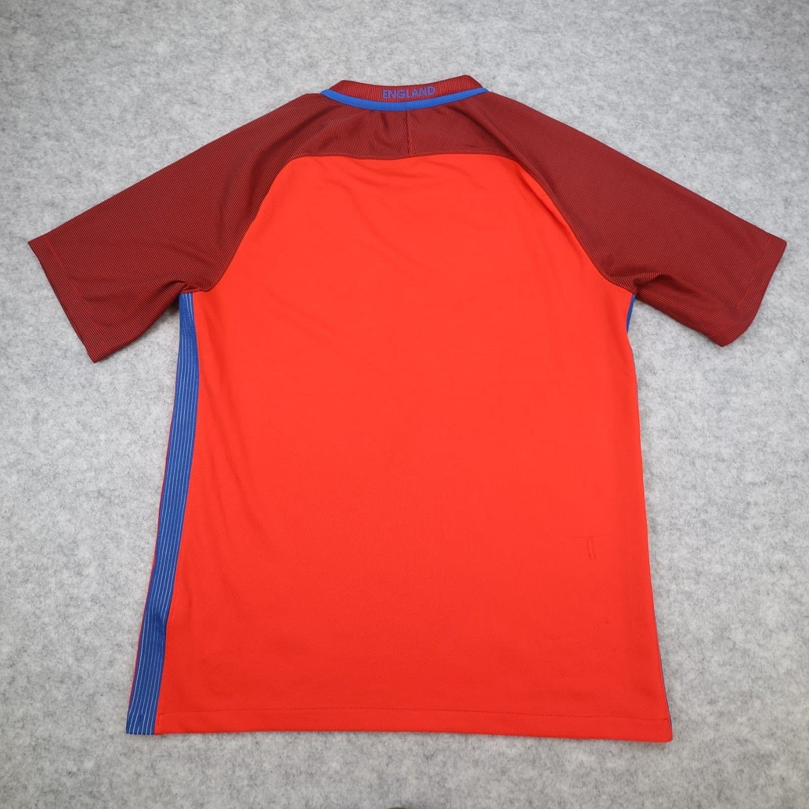England Football Shirt Medium Nike Red Away Kit 2016 2017 Soccer Jersey photo 2