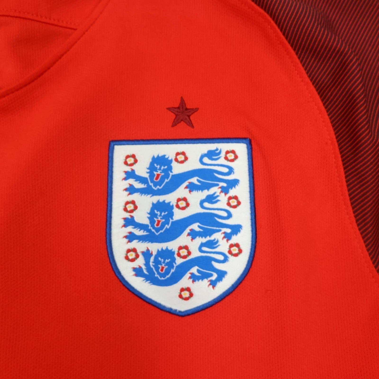 England Football Shirt Medium Nike Red Away Kit 2016 2017 Soccer Jersey photo 5