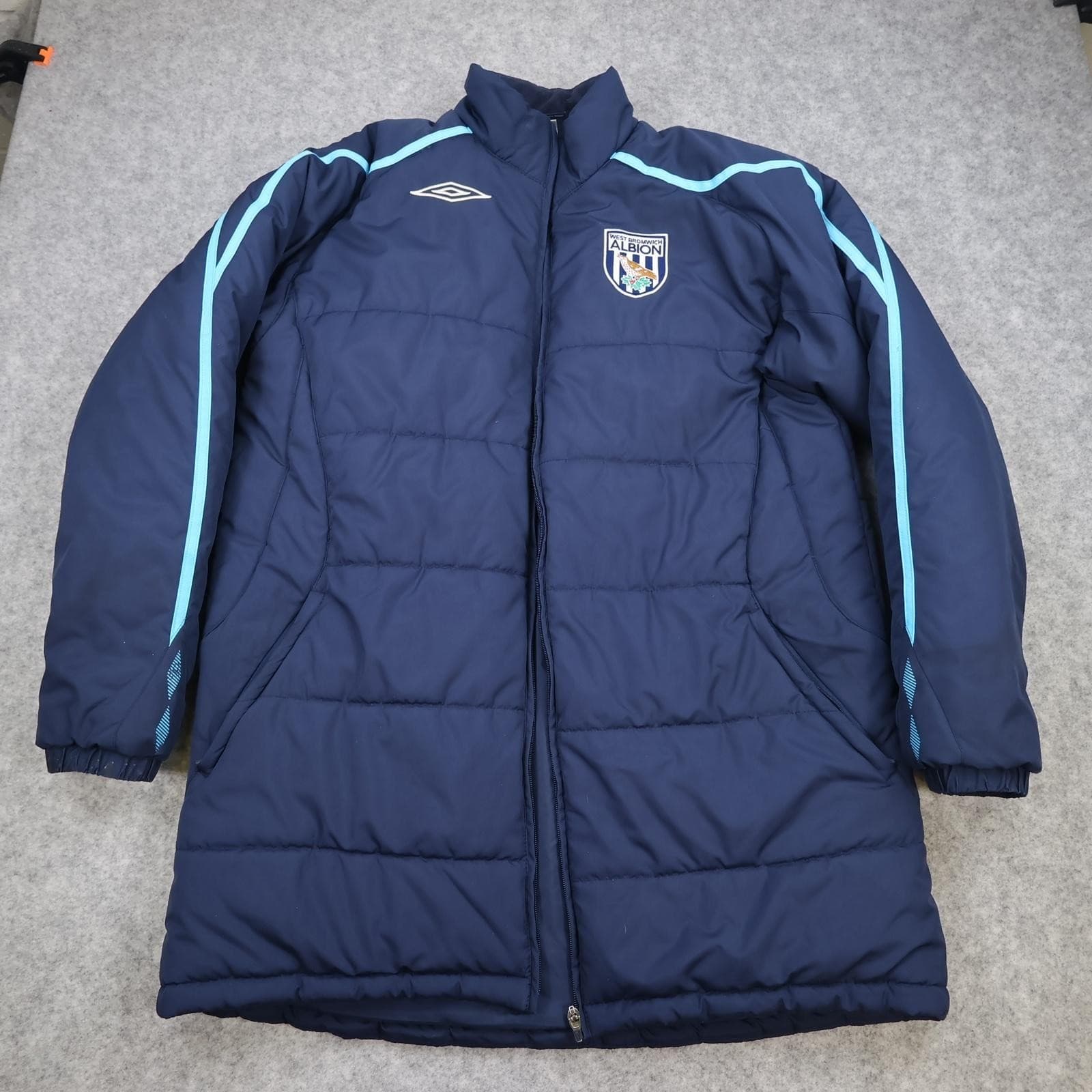 West Bromwich Albion Jacket Mens Large Navy EPL Football Umbro Padded Coat
