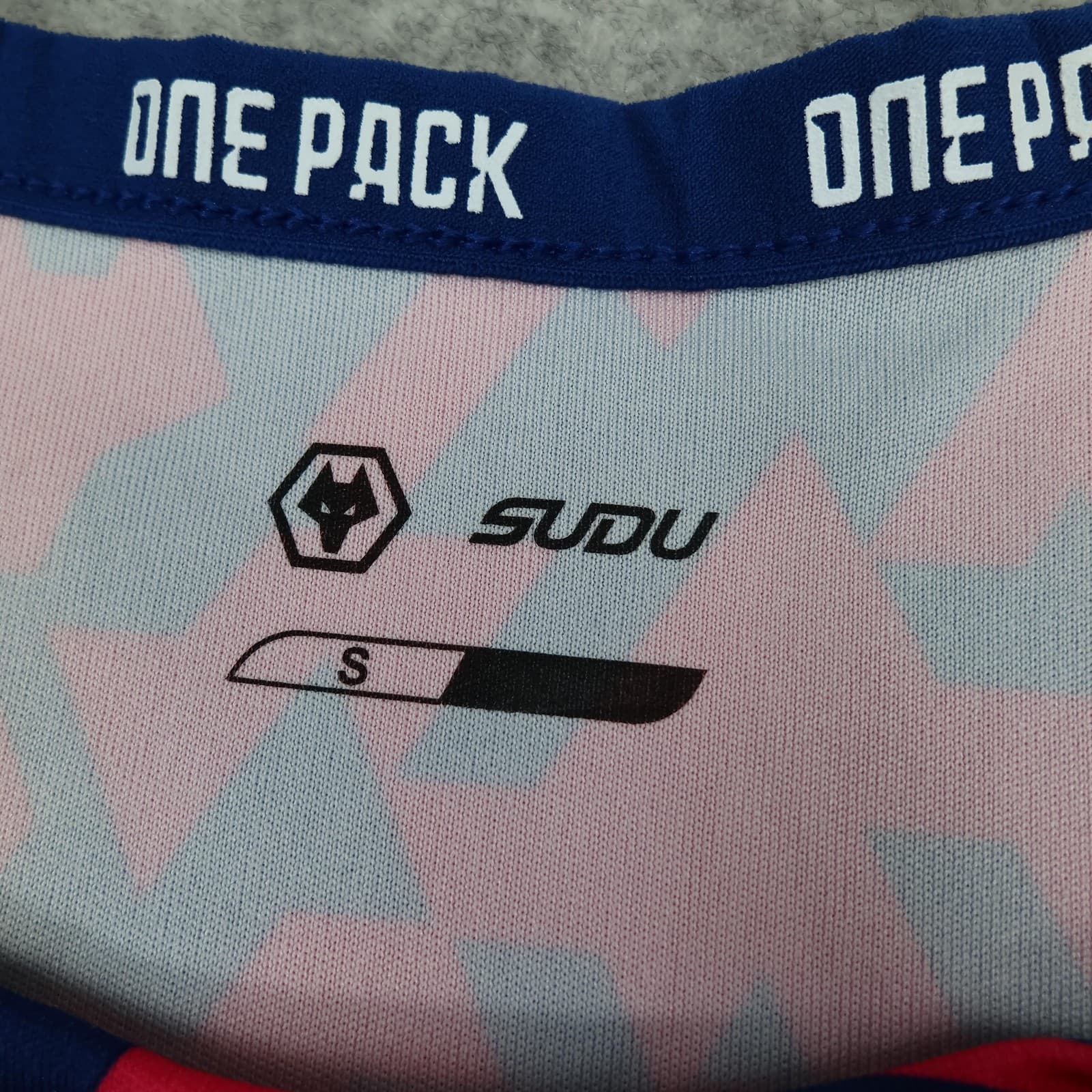 Wolverhampton Wanderers Training Shirt Mens Small Pink 2024 2025 Football SUDU photo 4