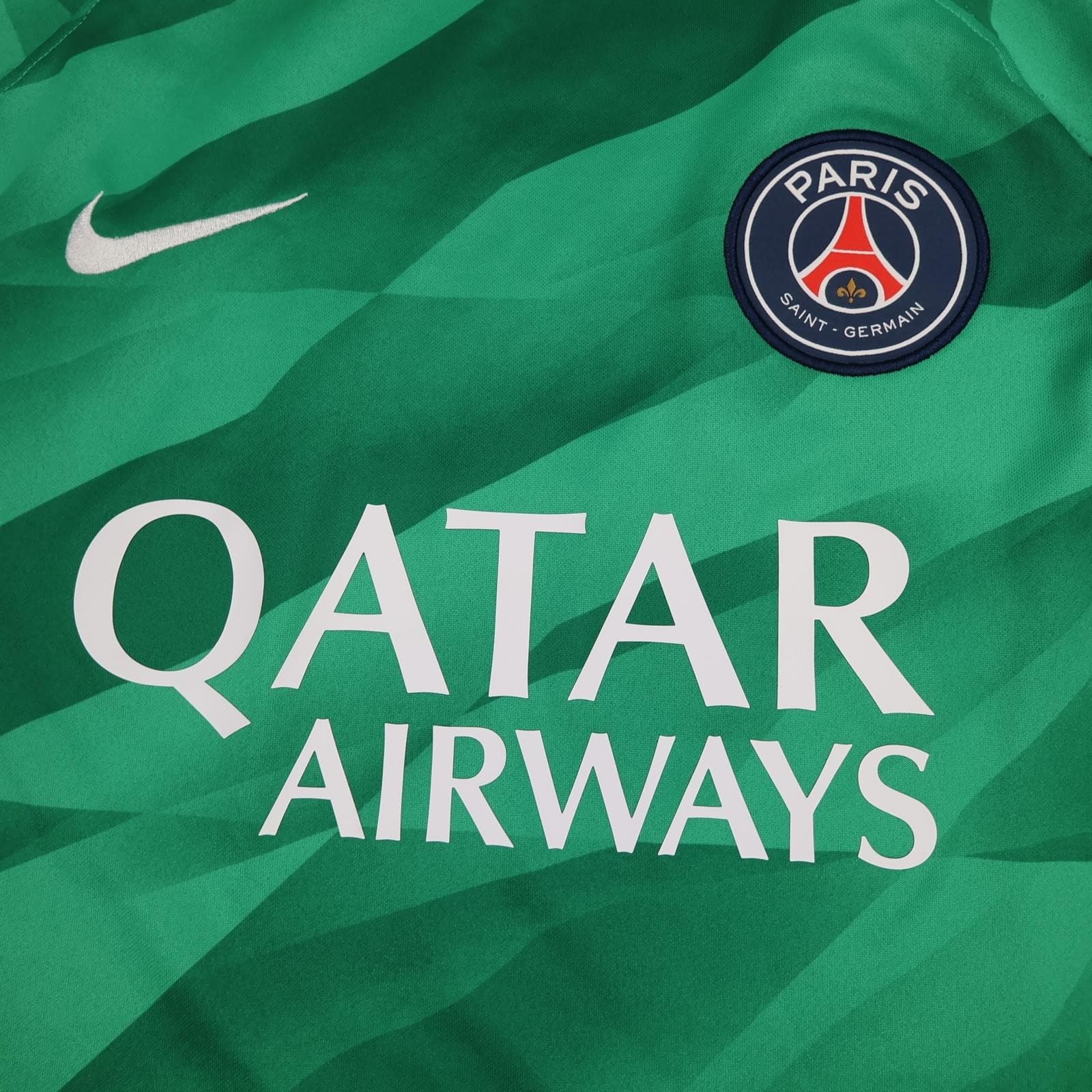 Paris Saint-Germain Goalkeeper Mens Medium Green 2023 2024 Nike Soccer Jersey photo 3