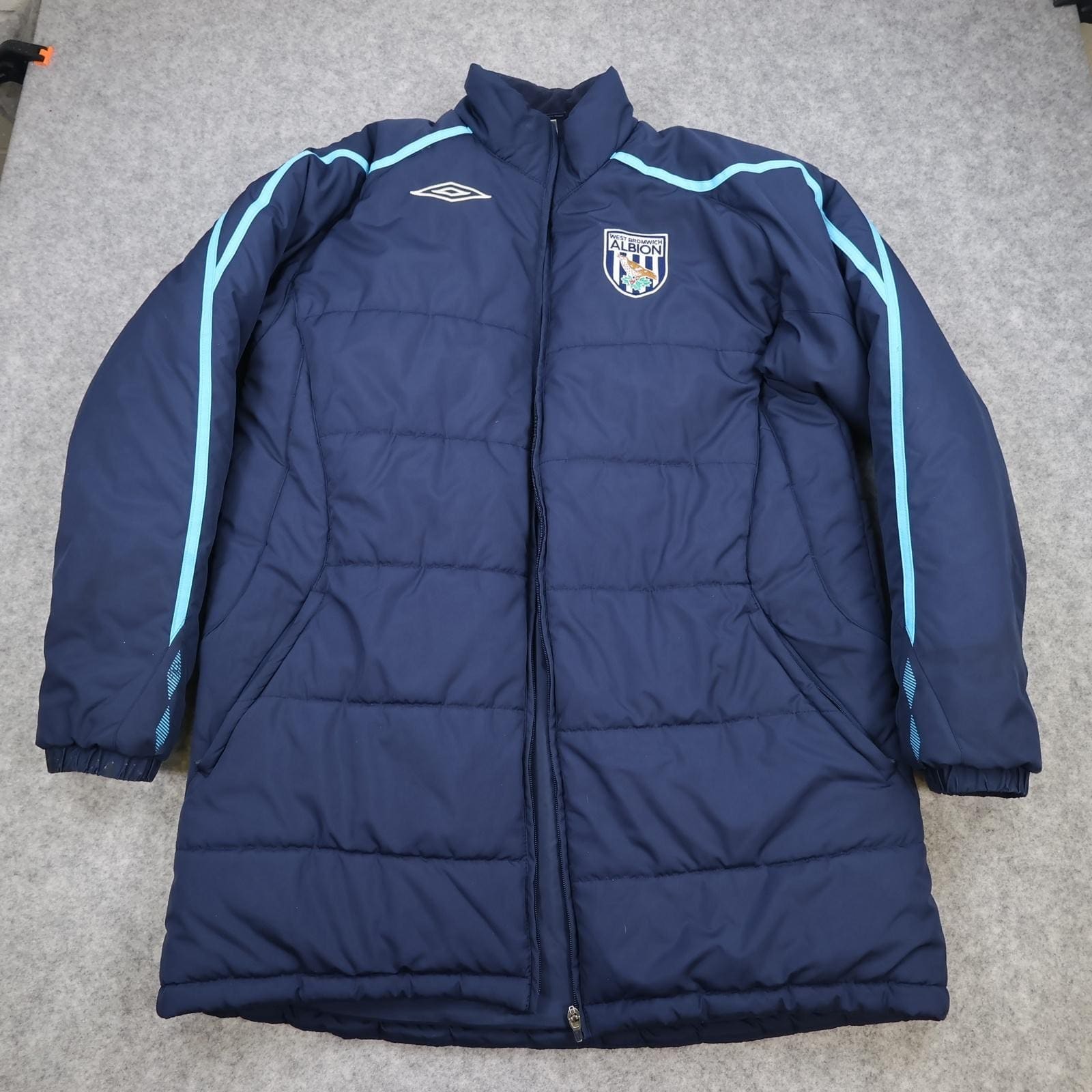 West Bromwich Albion Jacket Mens Large Navy EPL Football Umbro Padded Coat