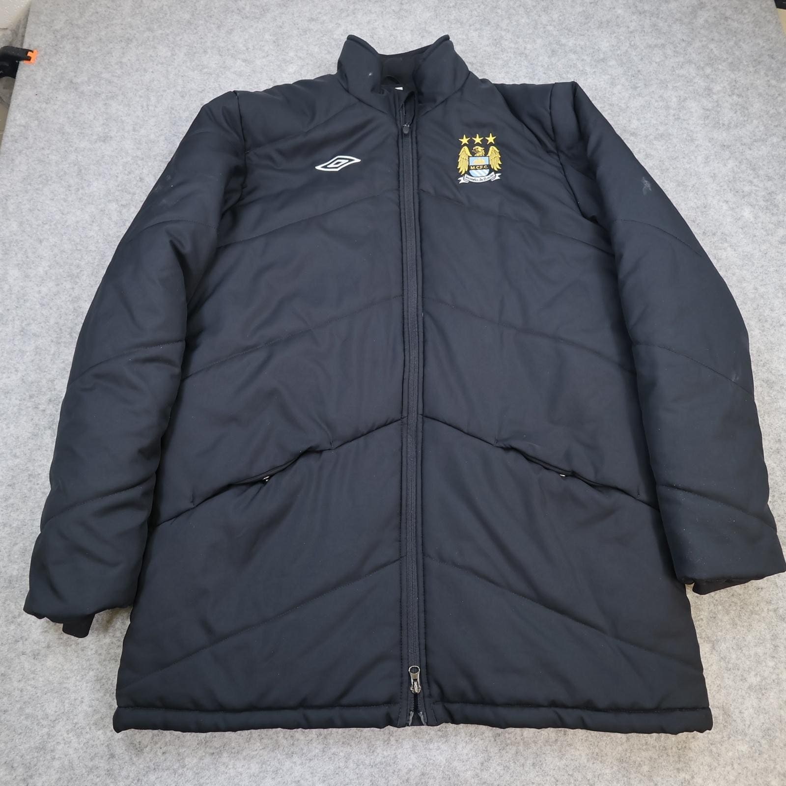 Manchester City Jacket Mens Large Black EPL Football Umbro Etihad Bench Coat